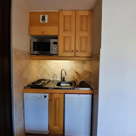 3 Personnes Avec Balcon Aux Menuires, Aux Pieds - Fr-1-452-50